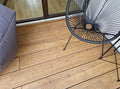 AMBOOO Terrassendiele aus Bambus in Sand mit natürlicher Maserung auf eine moderne Terrasse verlegt.