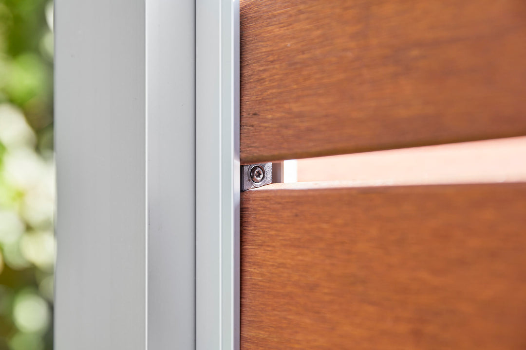 Abstandhalter zwischen den Bambus Rhombusleisten sorgen für eine leichte Optik.