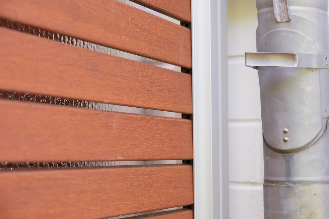 Rhombusch Profile aus Bambus mit Abstandshalten in einem Aluminium Pfosten montiert.