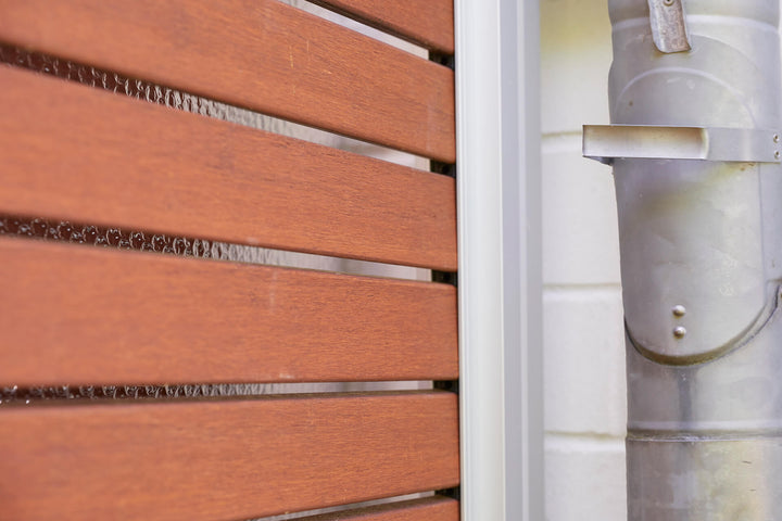 Rhombusch Profile aus Bambus mit Abstandshalten in einem Aluminium Pfosten montiert.