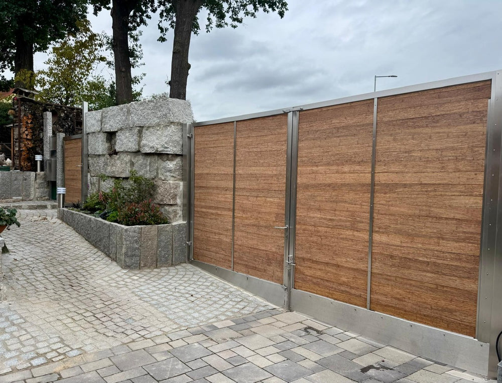 Hier ein schönes Anwendungsbeispiel für die Verwendung des aMbooo Bambus Zaunpaneel als Füllung in einem Gartentor mit einem Aluminiumrahmen.