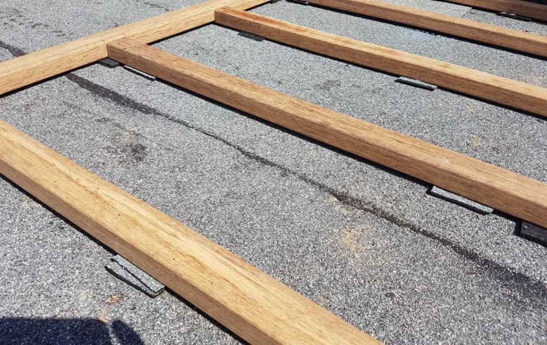 40x40x2000 mm aMbooo massvie Bambus-Unterkonstruktion für den Terrassenbau, ausgelegt auf Abstandshaltern zur Vorbereitung der Terrassenmontage.