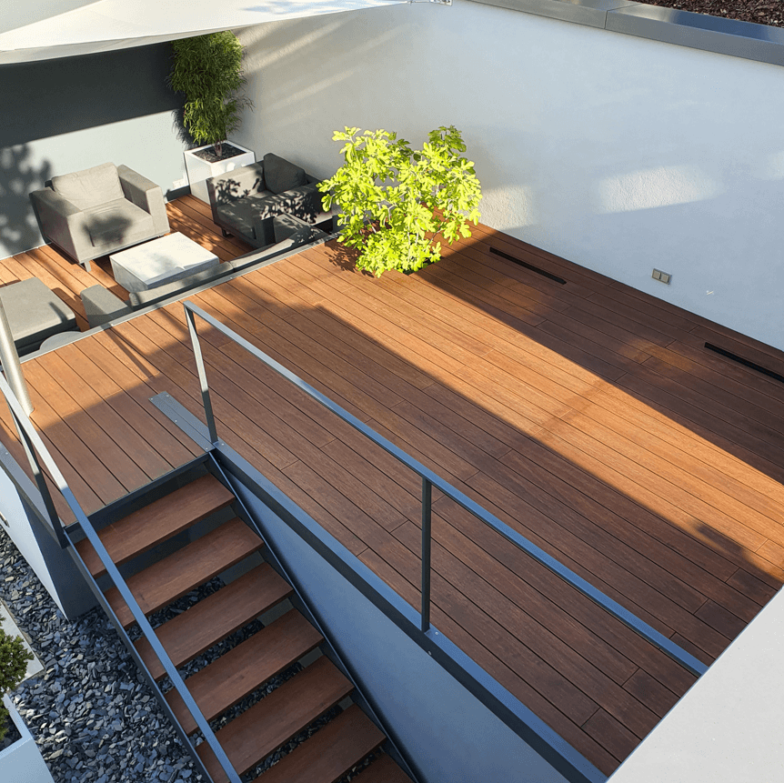Moderne Dachterrasse mit hochwertigem Bambusdeck, grauen Loungemöbel und minimalistischer Gestaltung.