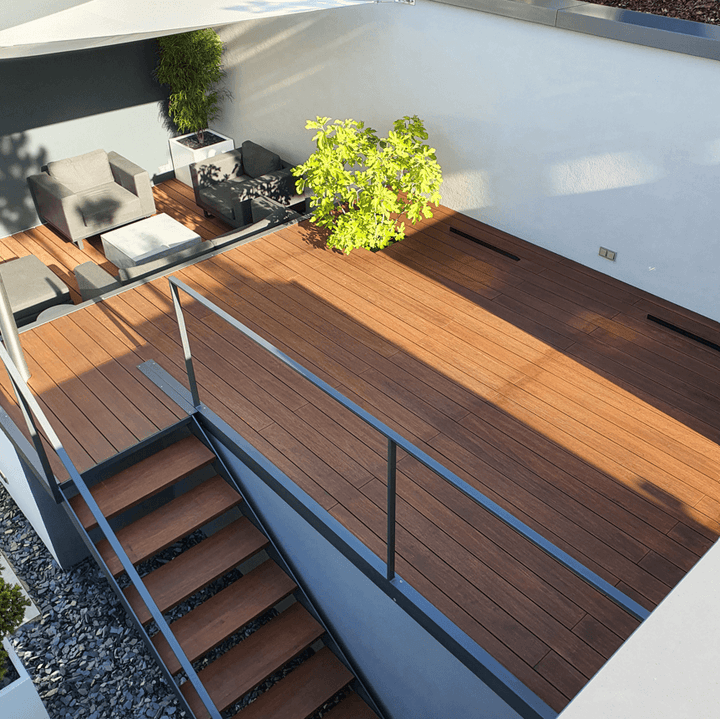 Moderne Dachterrasse mit hochwertigem Bambusdeck, grauen Loungemöbel und minimalistischer Gestaltung.