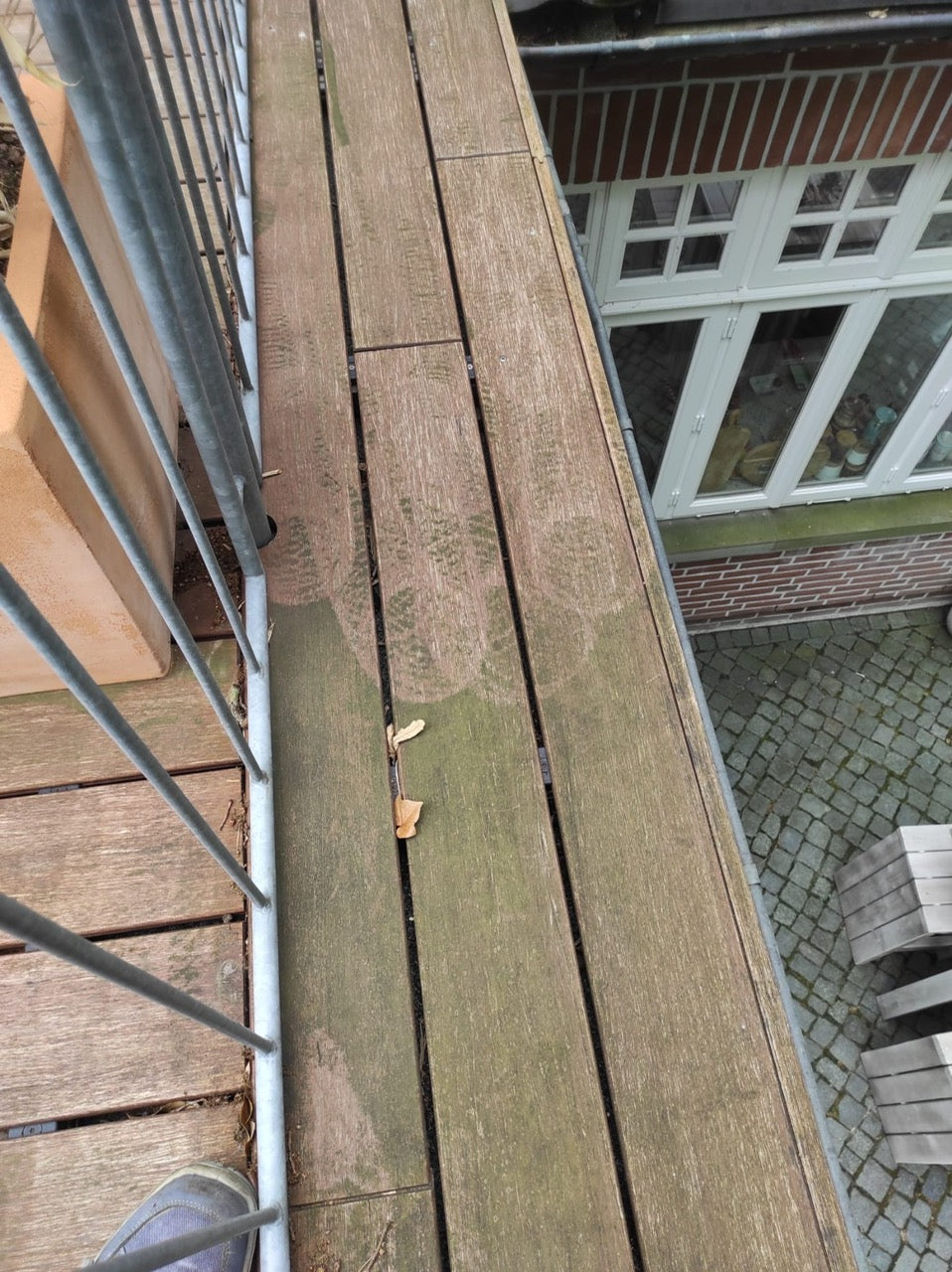 Ein Bambus Terrassenbelag der Grünspan angesetzt hat und gepflegt werden sollte.