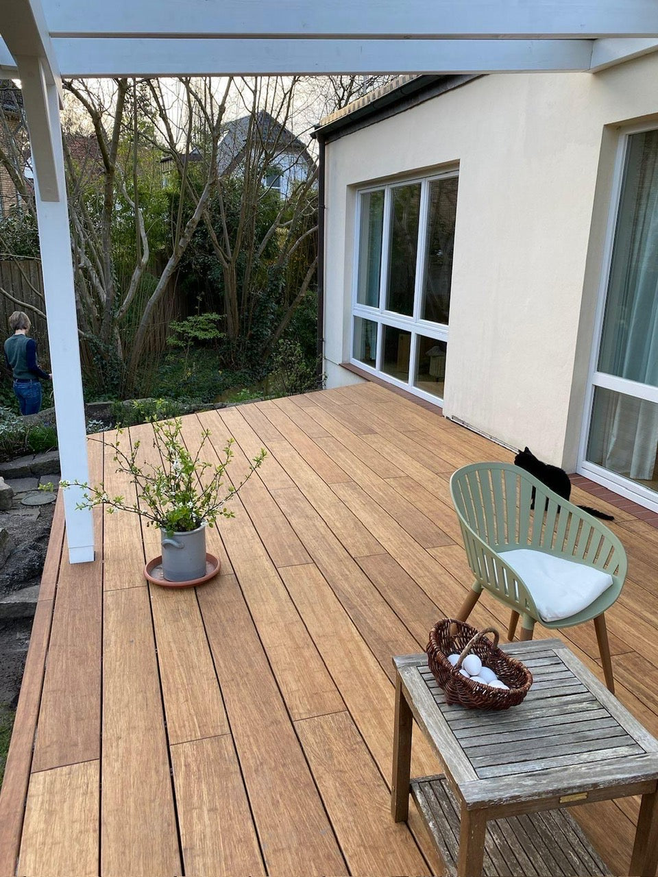 neu gestaltete Terrassen mit hellen Bambusholz 