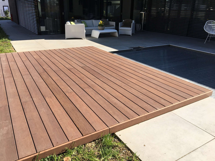 Pooldeck mit Holguin in white oak.