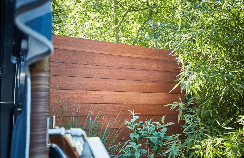 Beispiel eines montierten Deluxe Bambuszaun Elements.