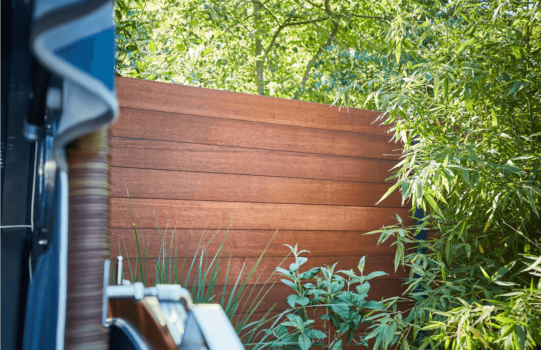 Beispiel eines montierten Deluxe Bambuszaun Elements.