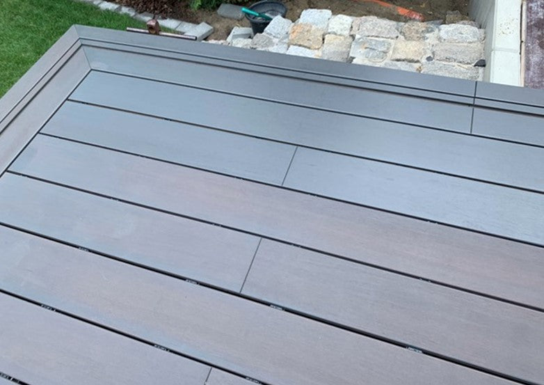 XL Terrassendielen wurden zum teil mehrfach mit dem Pflegeoel garnit grey behandelt und weisen entsprechend unterschiedliche  grautönungne auf. 