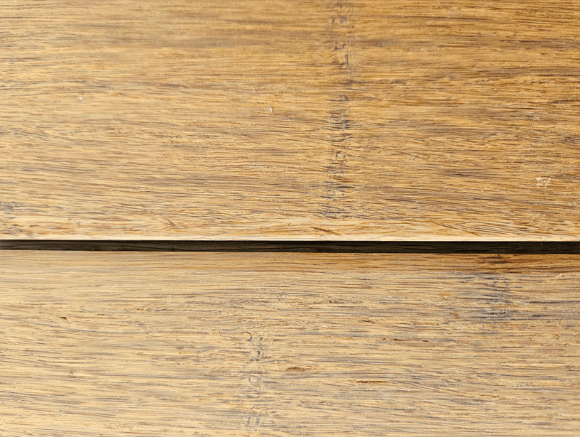 Kreditkarten,Kleingeld und andere Gegenstände in der Fuge verloren? Nicht mehr mit dem aMBOOO Closed Decking! Die Fuge reicht aber noch aus, um das Regenwasser ablaufen zu lassen.