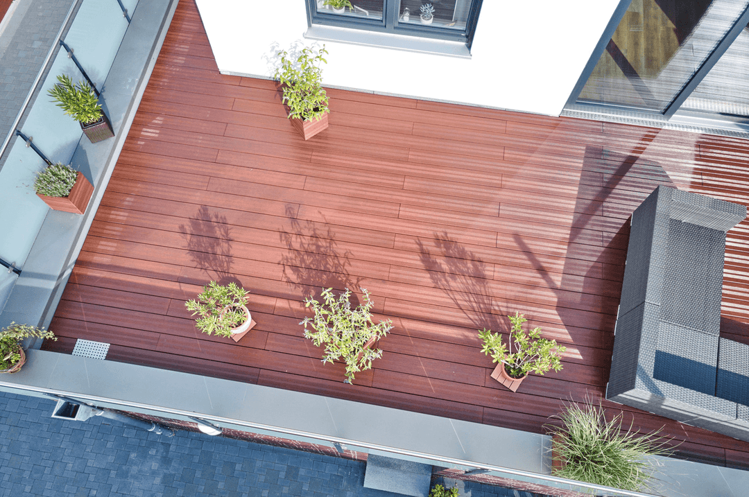 Eine Dachterrasse mit der Bambus terrassendiele Vardero erstellt.