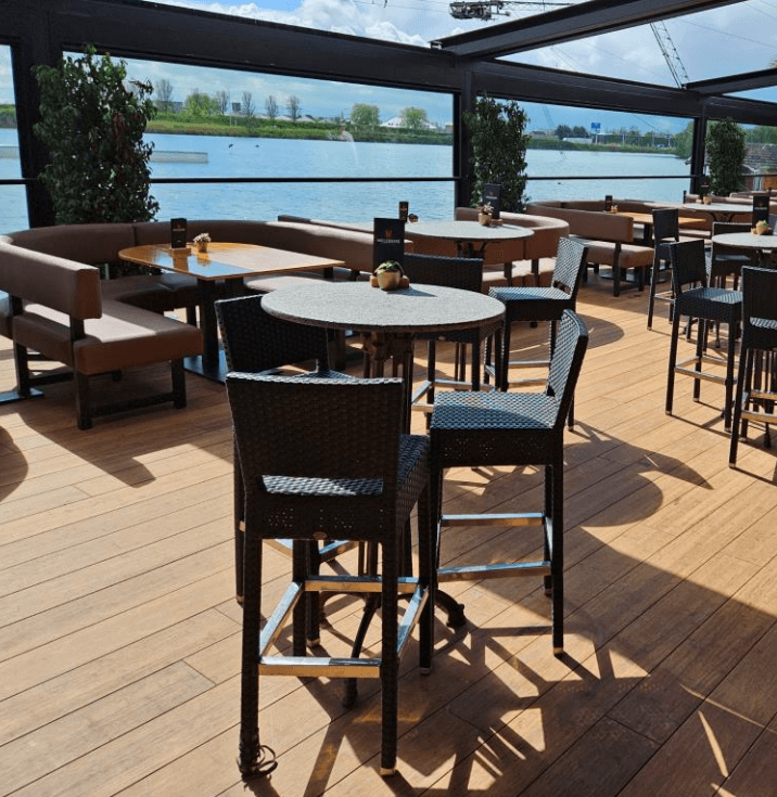 Außenterrasse eines Restaurants mit langlebigen Bambus-Terrassendielen und stilvoller Sitzmöblierung.