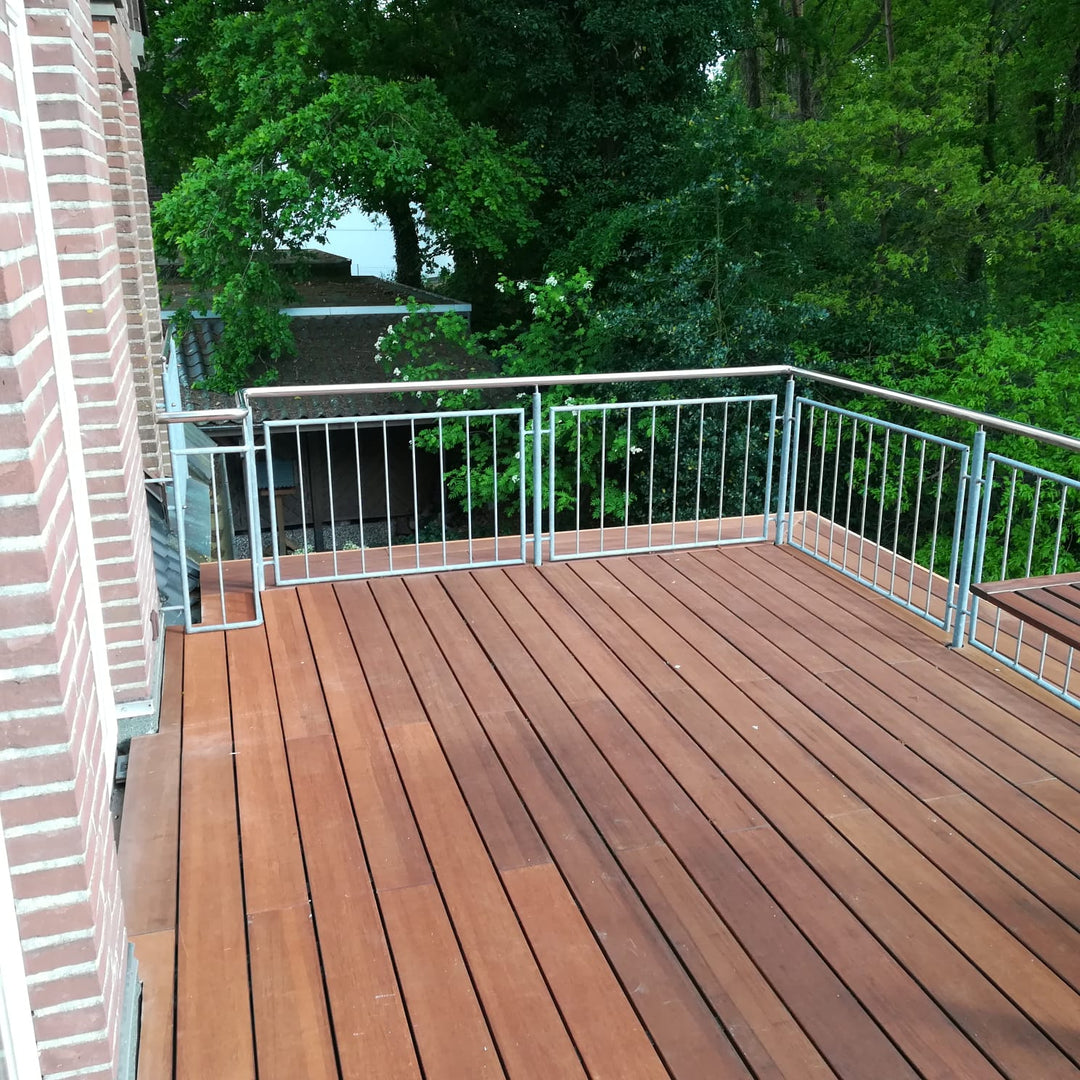 Ein Bambusbalkonbelag der nach einer Reinigung frisch geölt wurde.