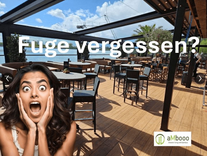 Die Aufnahme zeigt eine moderne Restaurantterrasse mit hellen Closed Deck Bambus-Terrassendielen von ambooo, Tischen und Stühlen unter einer überdachten Konstruktion direkt am Wasser. Über dem Bild steht in großen weißen Buchstaben der Text „Fuge vergessen?“. Im linken Vordergrund ist eine Frau mit überraschter Mimik dargestellt.