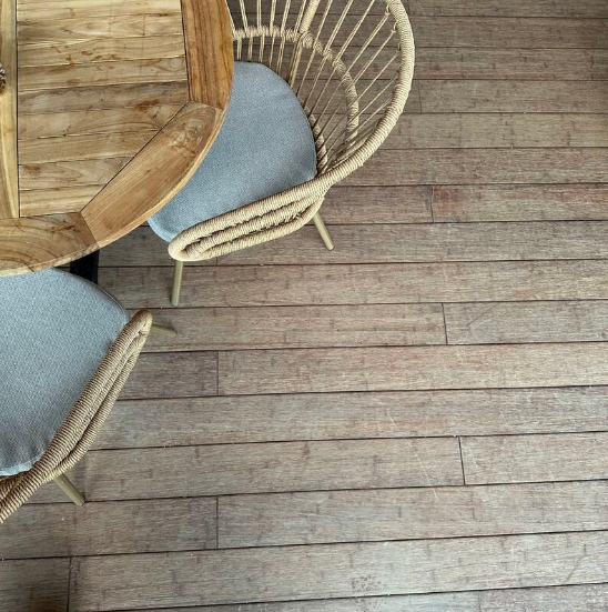 Eine vergraute Bambus Diele vom Typ Campoverde.