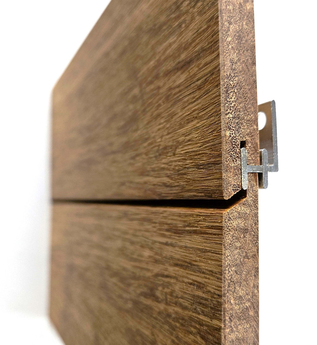 Fassadenpaneele montiert.