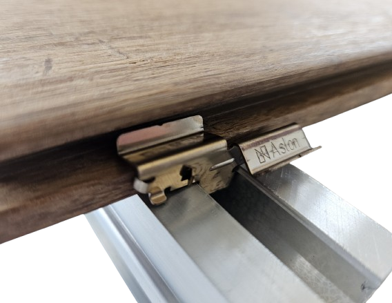 Ein Spezialmontageclip entwickelt für die aMbooo Bambusdiele Cristobal im ClosedDecking Design.