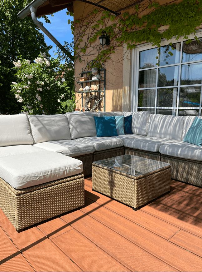 Eine Sommertrasse mit Möbel und der Terrassendiele Santiago aus Thermobambus.