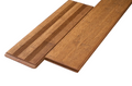 Braune Bambus-Terrassendielen mit geriffelter und glatter Oberfläche und natürlicher Holzmaserung in horizontaler Anordnung.