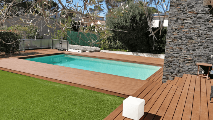 Moderne Poolterrasse mit langlebigen Terrassendielen in Holzoptik, gemütlicher Loungeecke und großzügigem Außenbereich für entspannte Sommertage.