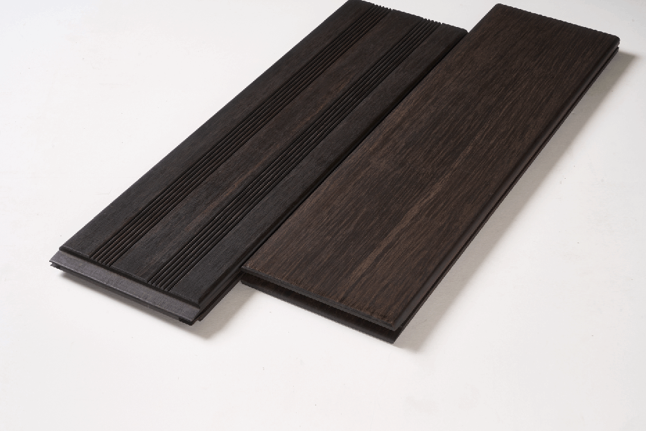 Die Terrassendielen Havanna dunkel geölt.