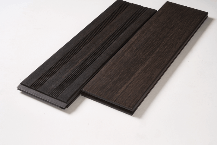 Die Terrassendielen Havanna dunkel geölt.