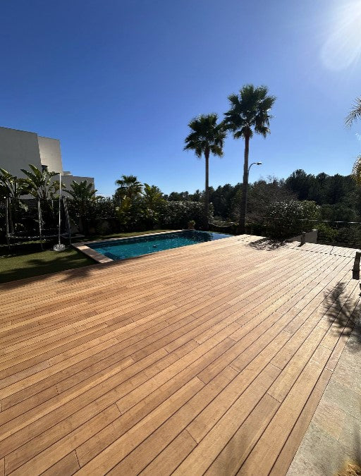 Hochwertige Bambus-Terrassendielen in der Farbe Sand auf großzügiger Poolterrasse im Außenbereich.
