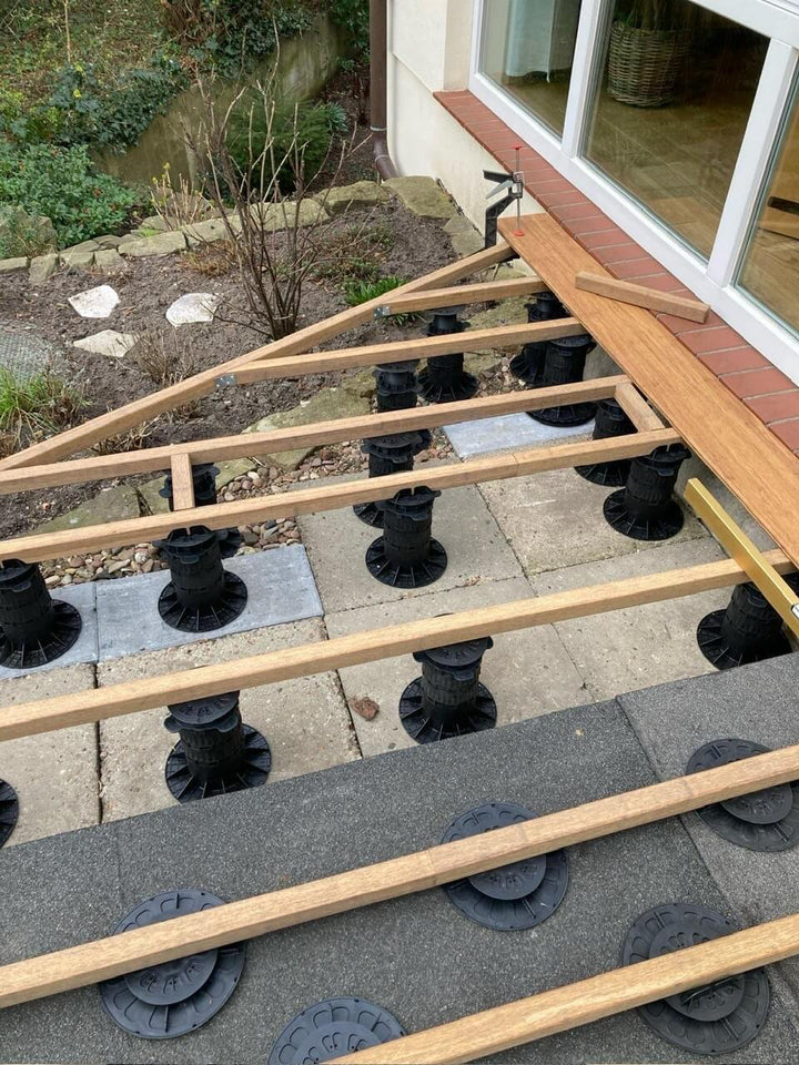 Hier kommen Stelzlager mit verschiedenen Verstellbereiche bei einer Unterkonstruktion aus Bambus.