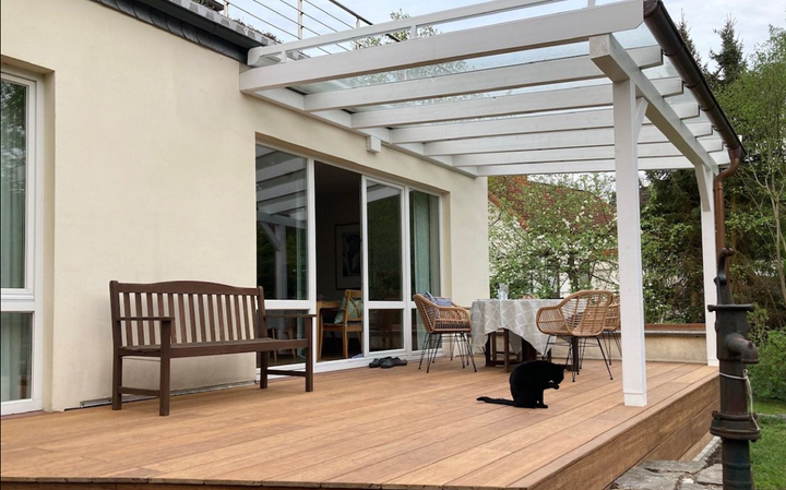 Nachhaltige Bambus-Terrassendielen mit warmer Holzoptik auf einer überdachten Terrasse. Wetterbeständig, langlebig und pflegeleicht – ideal für moderne Outdoor-Wohnbereiche