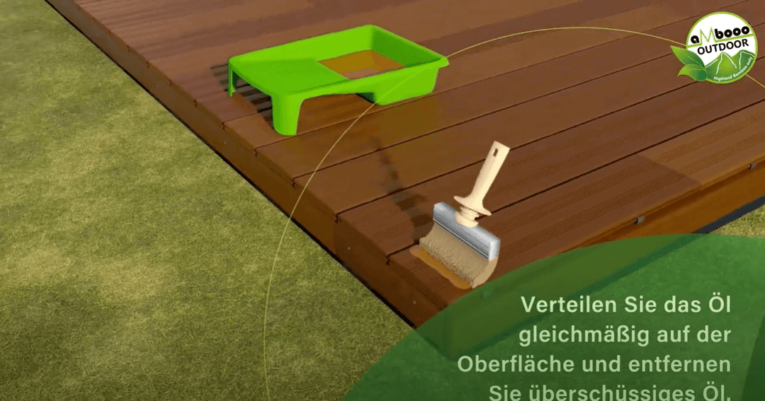 Illustration zur Pflege einer Bambusterrasse: Mit einem Pinsel wird Holzöl gleichmäßig auf die Terrassendielen aufgetragen. Ein Farbbehälter steht auf der Terrasse, daneben ein Hinweis zum gleichmäßigen Verteilen und Entfernen von überschüssigem Öl.