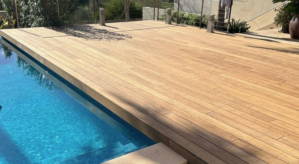 Hochwertige Bambus Terrassendielen als moderne Poolumrandung, langlebiger und nachhaltiger Terrassenbelag für Outdoor-Bereiche mit edler Holzoptik.