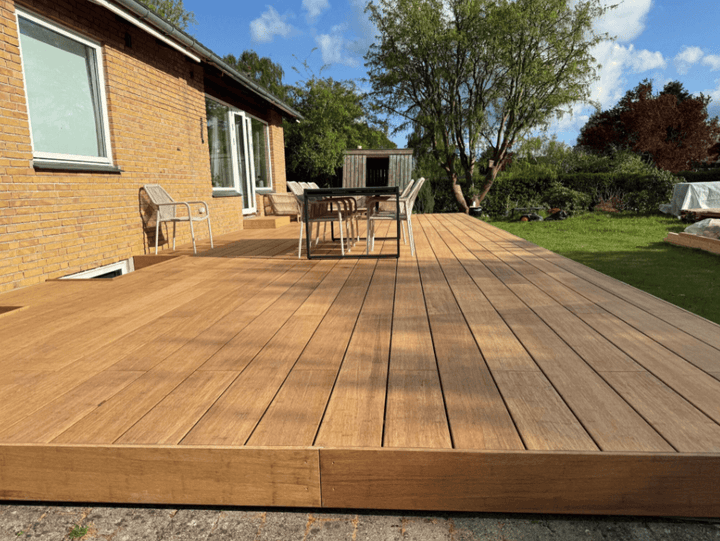 eine terrassen aus bambusholz in der farbe "sand".