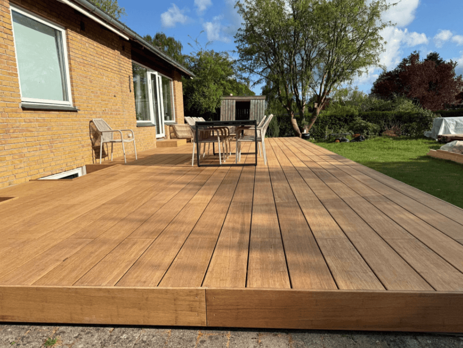 eine ambooo terrasse in der Farbe Sand.