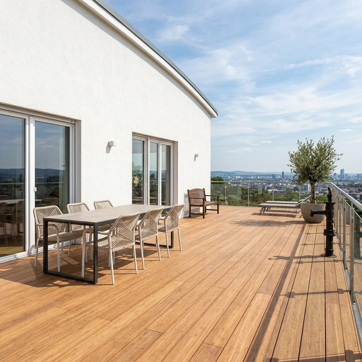 Großzügige Holzterrasse mit Esstisch, Liegen, Glasgeländer und weitem Blick über die Stadt.