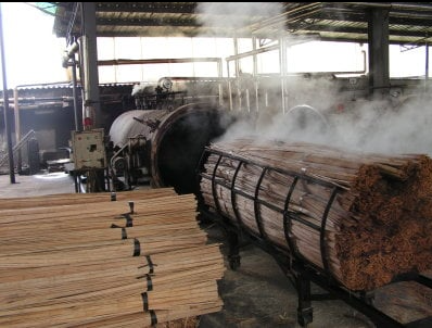 Die thermische Behandlung für die Herstellung von Bambus bei ca. 200 Grad für Terrassendielen.