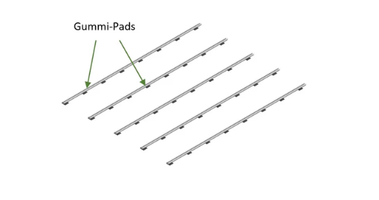 Aluminium-Unterkonstruktionsschienen mit vormontierten Gummi-Pads für den Terrassenbau. Die Gummi-Pads sind zur Entkopplung und zum Schutz des Untergrunds gekennzeichnet