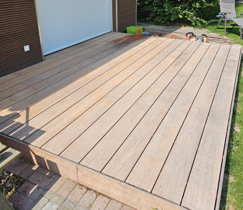 Bambusdielen im Farbton Sand mit einem Grauschleier.