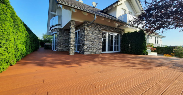 Steinhaus mit der Ambooo Terrassendiele Prestige Santiago.