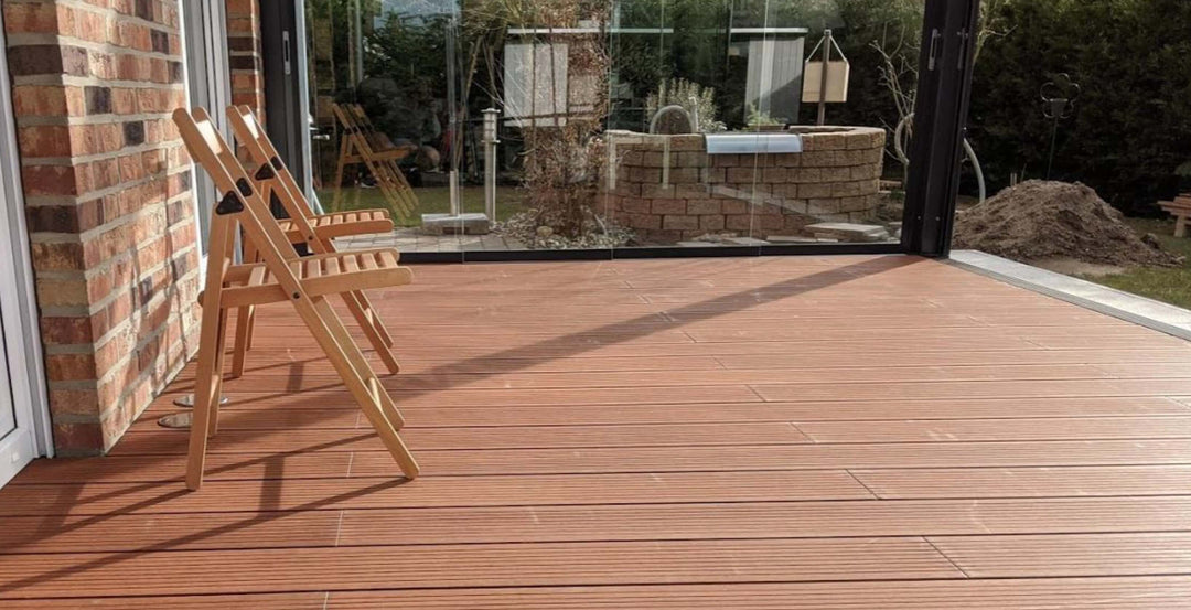 Innenaufnahme eines Wintergartens mit der verlegten ökologischen  Terrassendiele aus Bambus Modell  Prestige.