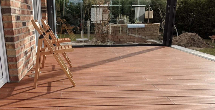 Innenaufnahme eines Wintergartens mit der verlegten ökologischen  Terrassendiele aus Bambus Modell  Prestige.