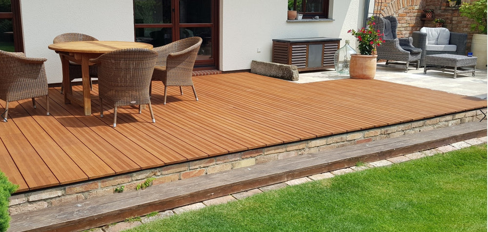 Terrassenanlage Sommer XXL Diele Grüner gehts nicht.