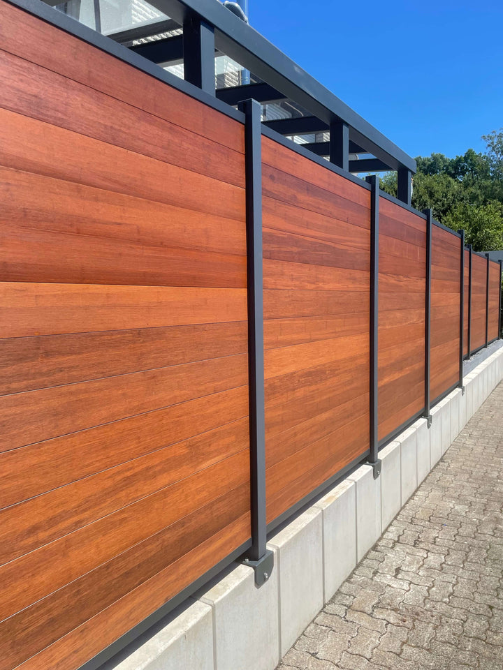 Wind- und Sichtschutz aus Bambus auf Stein montiert.