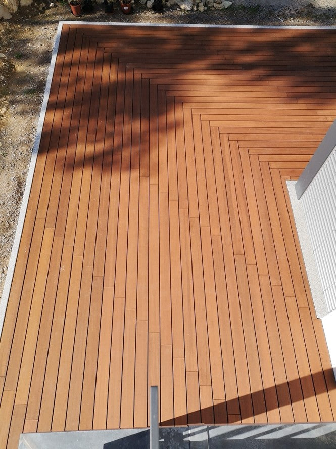 Eine große Terrasse mit einem Nachhaltigem Rohstoff.