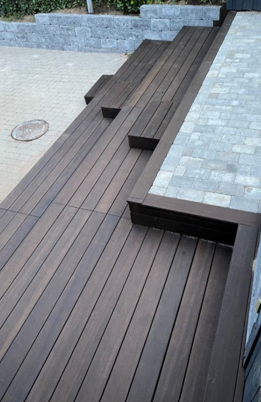 Podest aus nachhaltigen Terrassendielen .