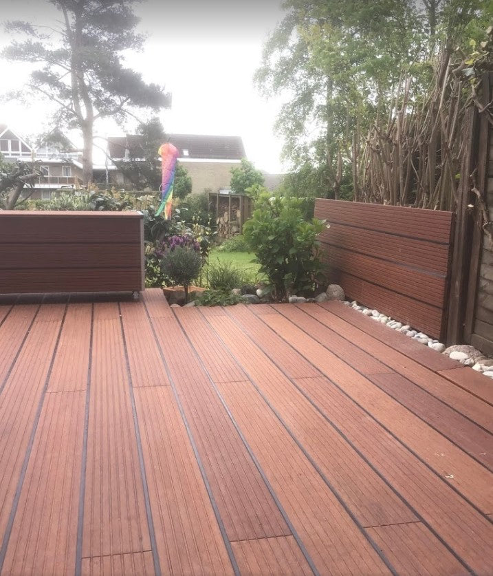 Die Terrassendiele Prestige verlegt mit einem Fugenband.