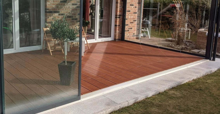 Die Bambus Terrassendiele Santiago verlegt in einem Wintergarten.