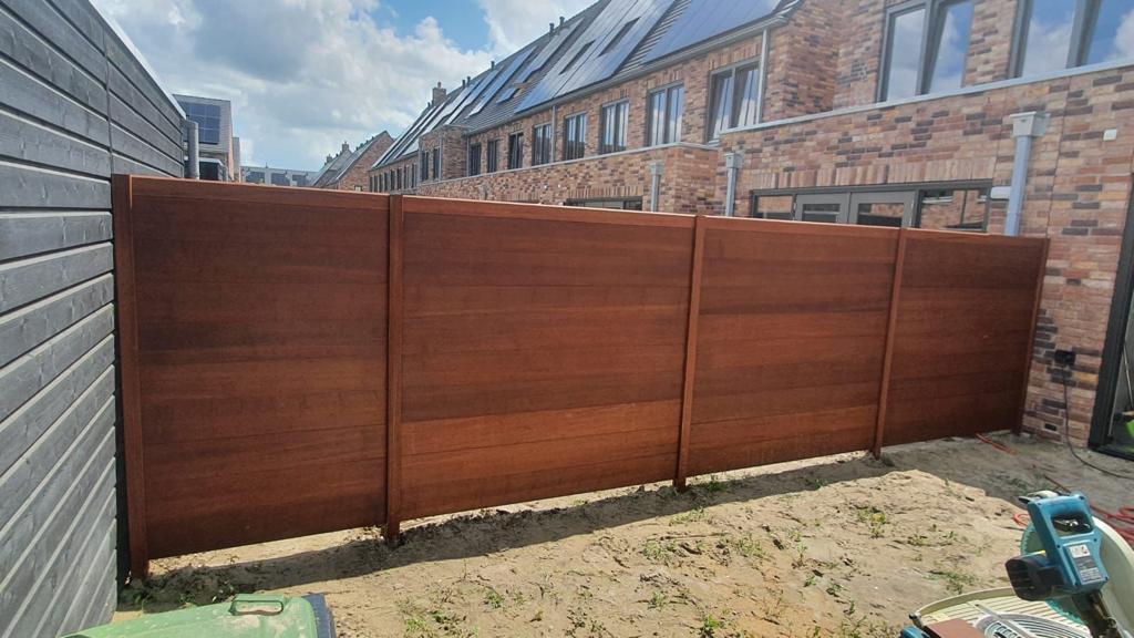 Moderne Zäune aus Bambus in coffee, vorgeölt.