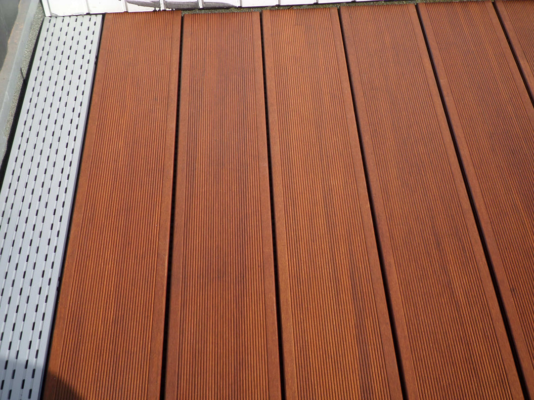 Der pflegeleichter nachhaltiger Balkonbelag aus Bambusholz in coffee vorgeölt.