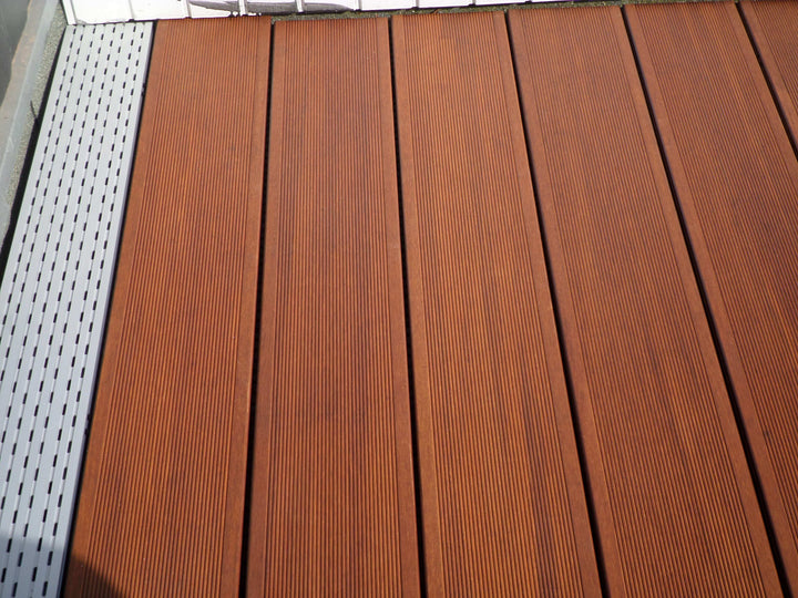 Der pflegeleichter nachhaltiger Balkonbelag aus Bambusholz in coffee vorgeölt.